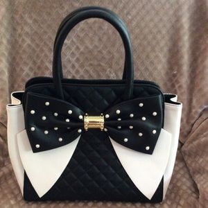 BETSEY JOHNSON LARGE BOW BAG
